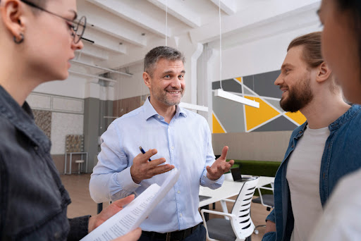 Como utilizar o marketing de referência para obter indicações de clientes satisfeitos