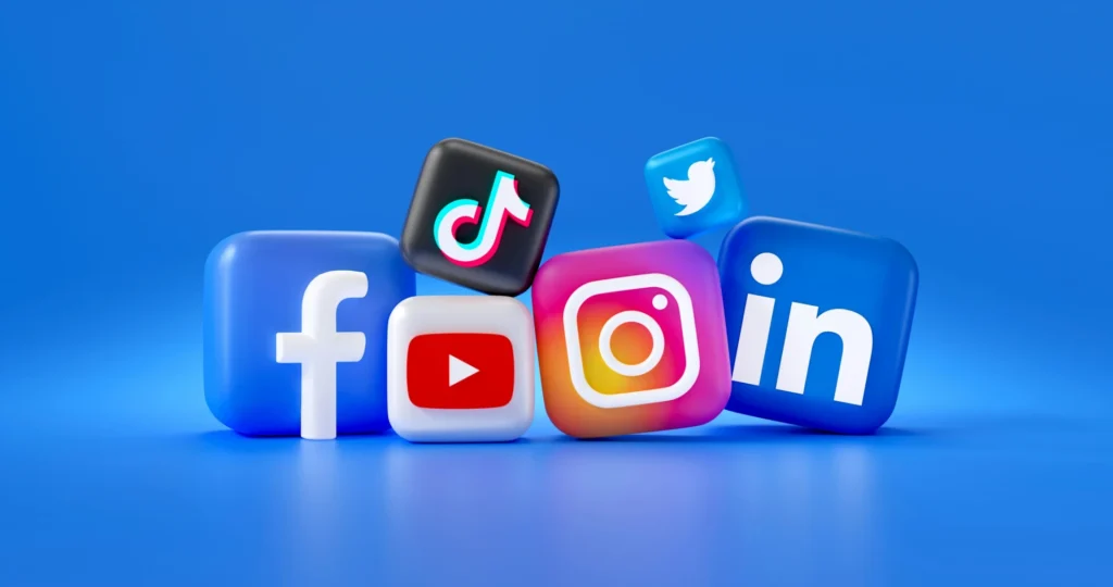 Imagem ilustrativa de ícones de redes sociais como Facebook, YouTube, TikTok, Instagram, Twitter e LinkedIn, destacando a importância do conteúdo gerado por usuários para fortalecer marcas e aumentar a autenticidade.