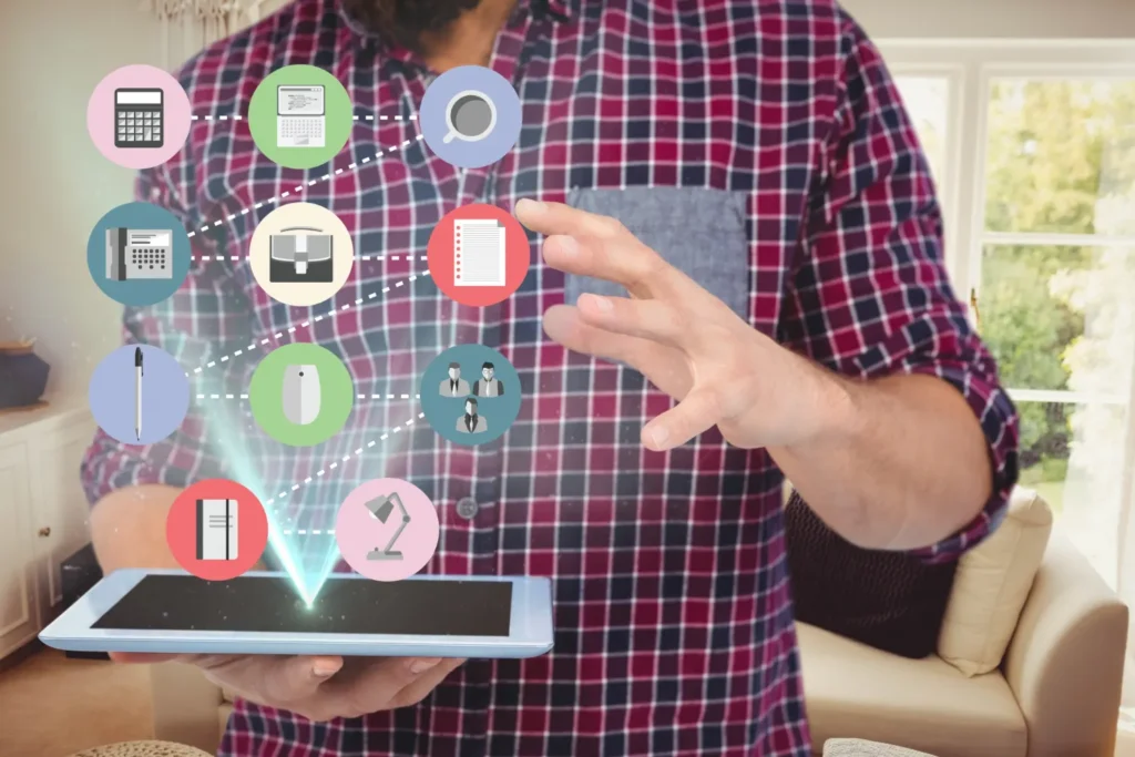Pessoa em casa segura um tablet e utiliza um comando digital, enquanto ícones de serviços e ferramentas aparecem em sobreposição na tela, destacando Experiências Digitais: Por que o público busca mais do que produtos e serviços.