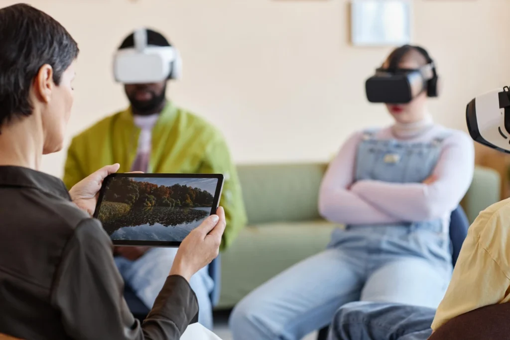 Pessoas em uma sala de estar usando óculos de realidade virtual e interagindo com tablets, representando Inteligência Artificial na cultura e no entretenimento: O Que está mudando no dia a dia.